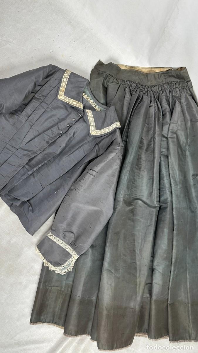 Antig&uuml;edades: Antiguo vestido de seda gris - Foto 1