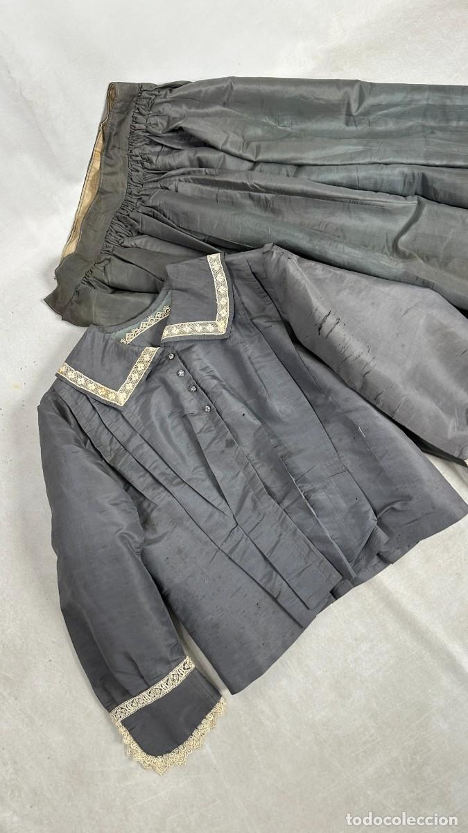 Antig&uuml;edades: Antiguo vestido de seda gris - Foto 2