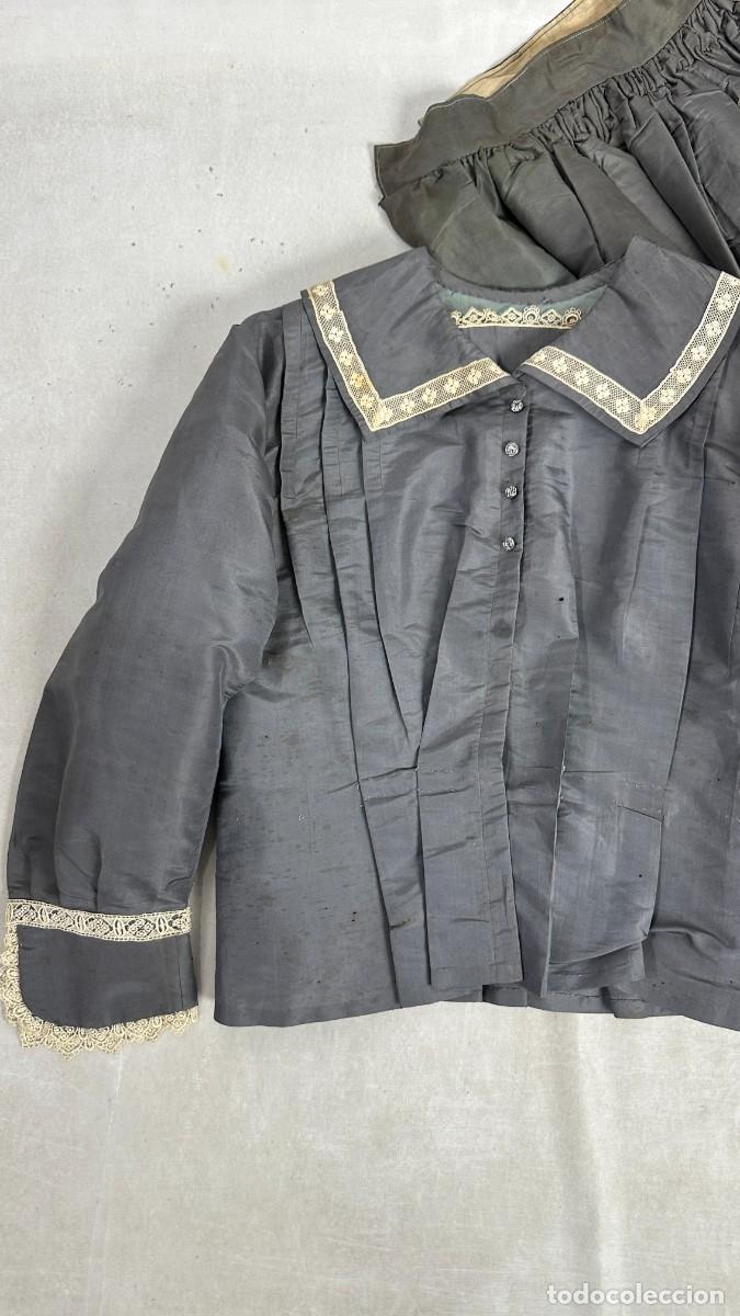 Antig&uuml;edades: Antiguo vestido de seda gris - Foto 3