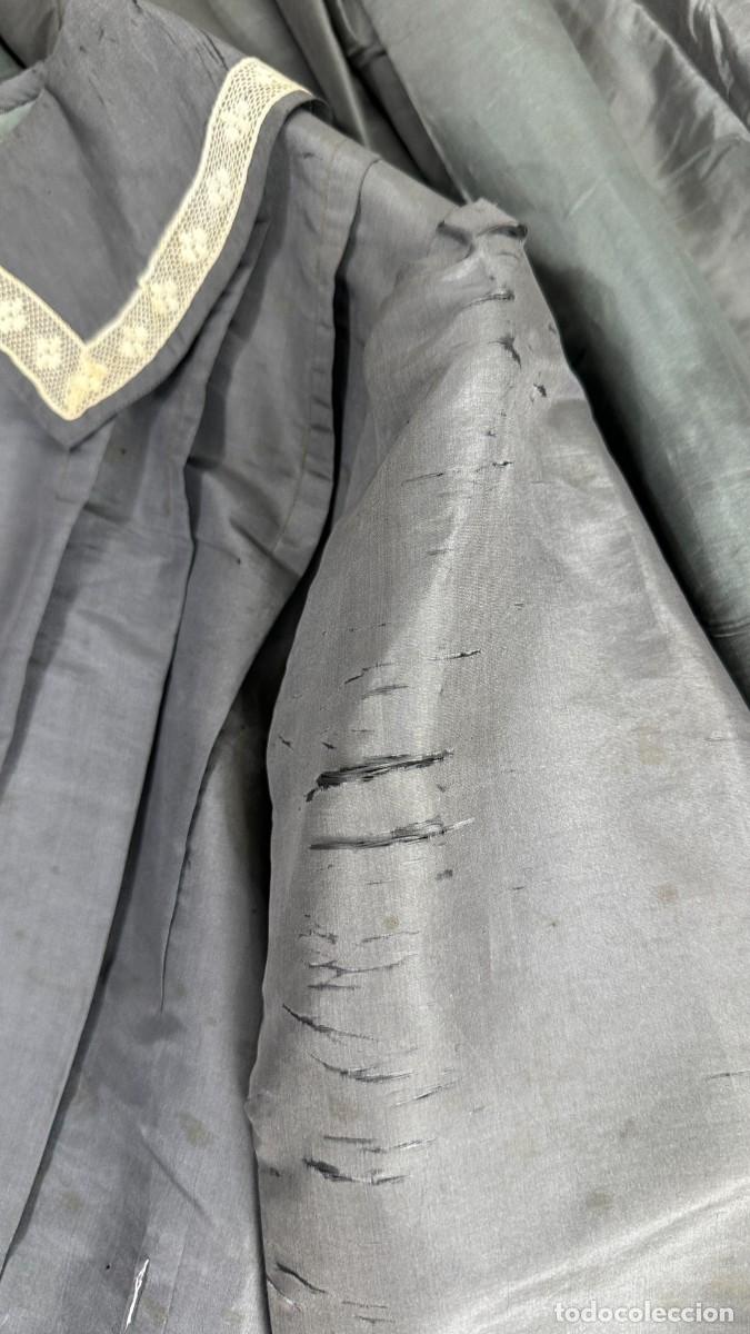 Antig&uuml;edades: Antiguo vestido de seda gris - Foto 5