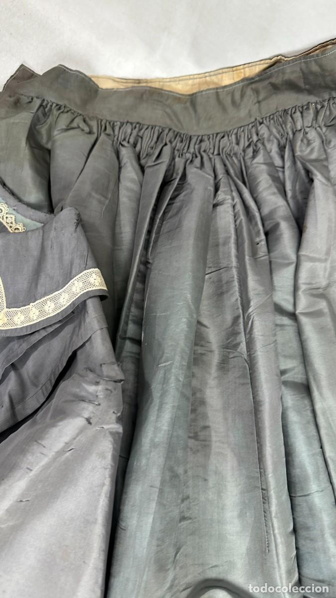 Antig&uuml;edades: Antiguo vestido de seda gris - Foto 6