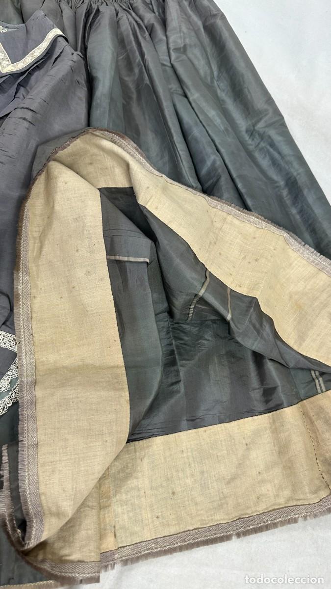 Antig&uuml;edades: Antiguo vestido de seda gris - Foto 8