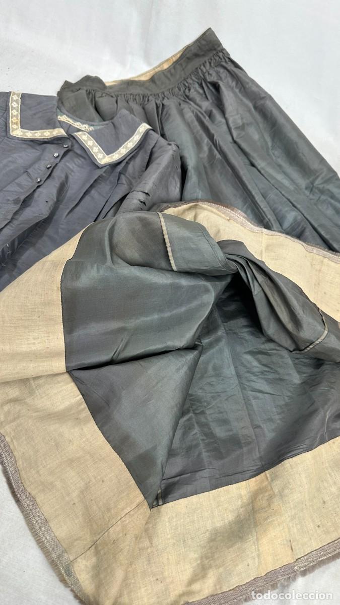 Antig&uuml;edades: Antiguo vestido de seda gris - Foto 9
