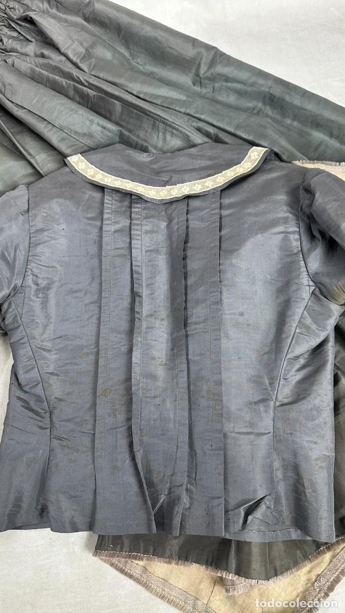 Antig&uuml;edades: Antiguo vestido de seda gris - Foto 11