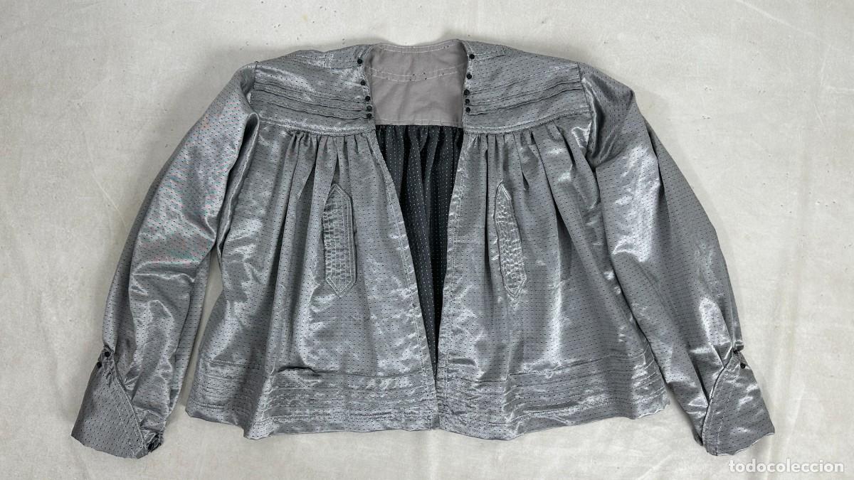 Antig&uuml;edades: Blusa gris con decoraciones