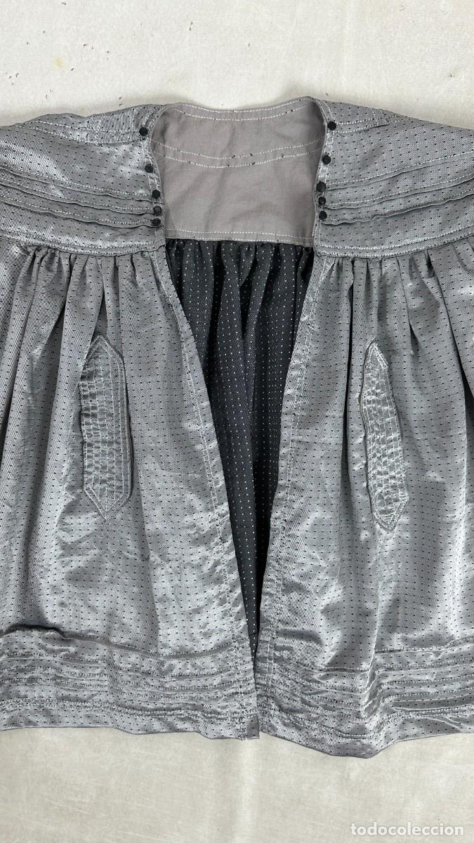 Antig&uuml;edades: Blusa gris con decoraciones - Foto 2