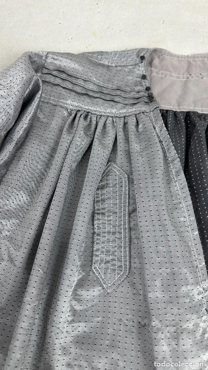 Antig&uuml;edades: Blusa gris con decoraciones - Foto 3