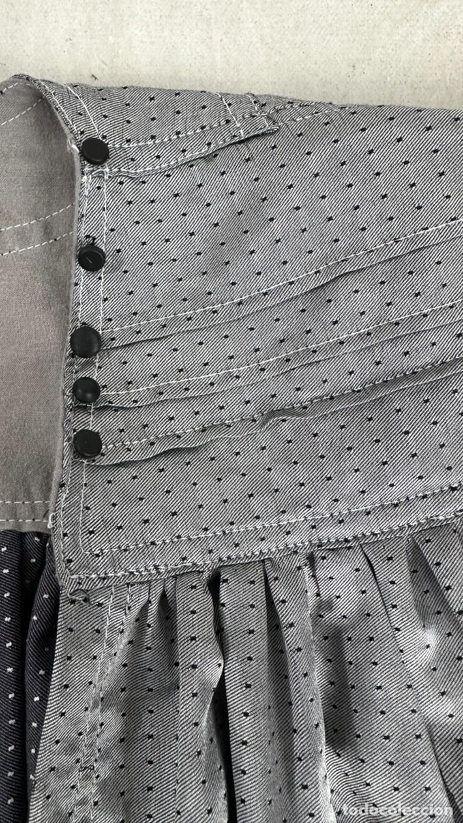 Antig&uuml;edades: Blusa gris con decoraciones - Foto 4