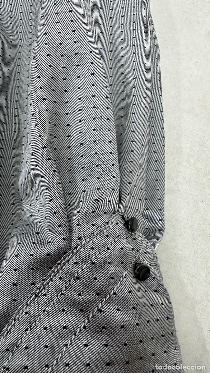 Antig&uuml;edades: Blusa gris con decoraciones - Foto 6