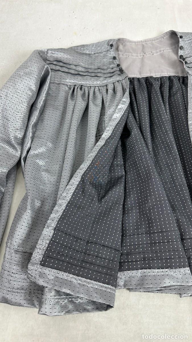 Antig&uuml;edades: Blusa gris con decoraciones - Foto 8