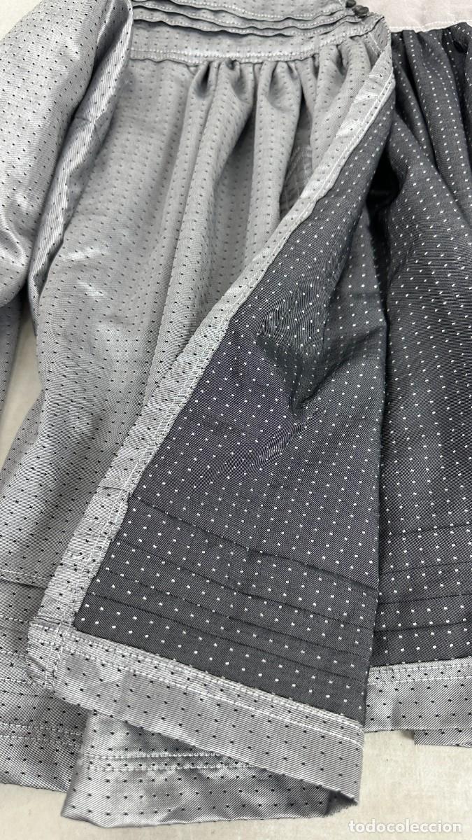 Antig&uuml;edades: Blusa gris con decoraciones - Foto 9