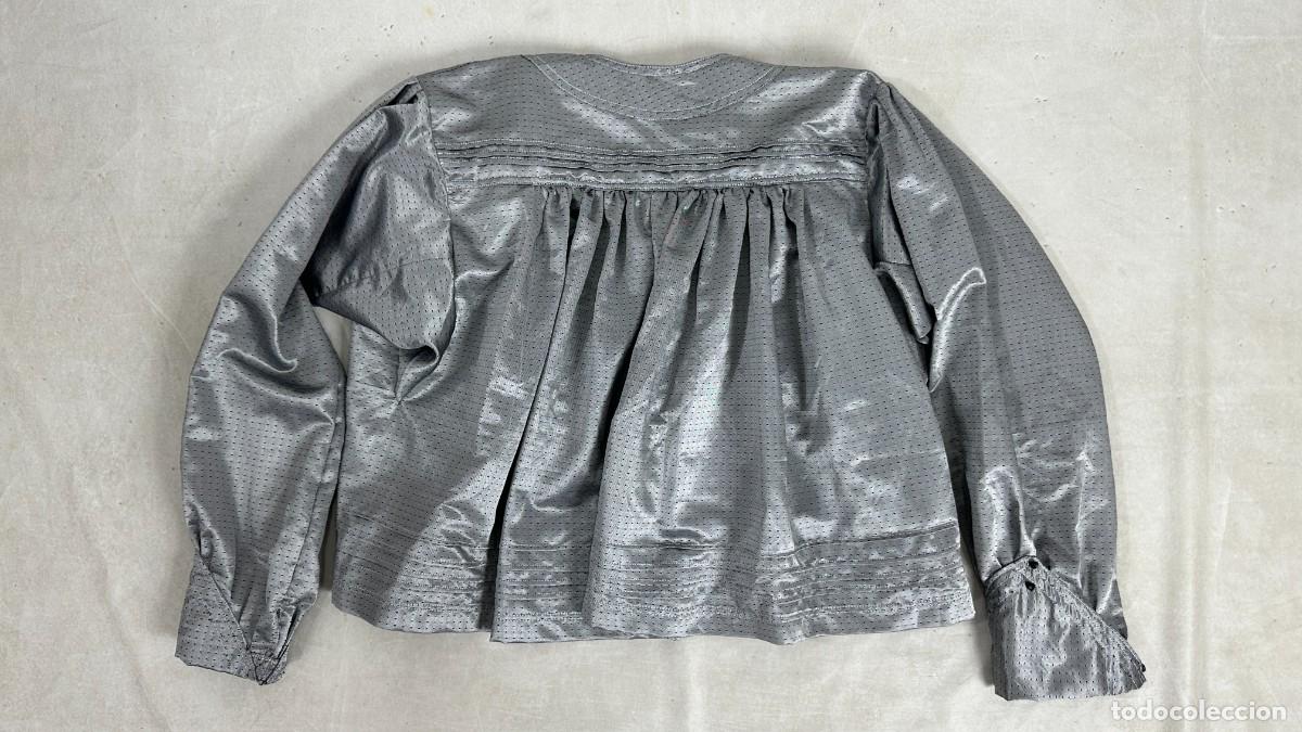 Antig&uuml;edades: Blusa gris con decoraciones - Foto 11