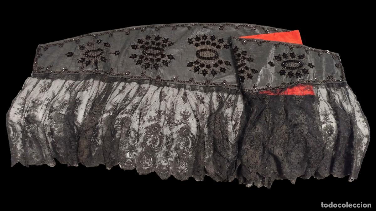 Antiguidades: MANTILLA NEGRA DE SEDA Y CHANTILLY CON PIEDRAS NEGRAS