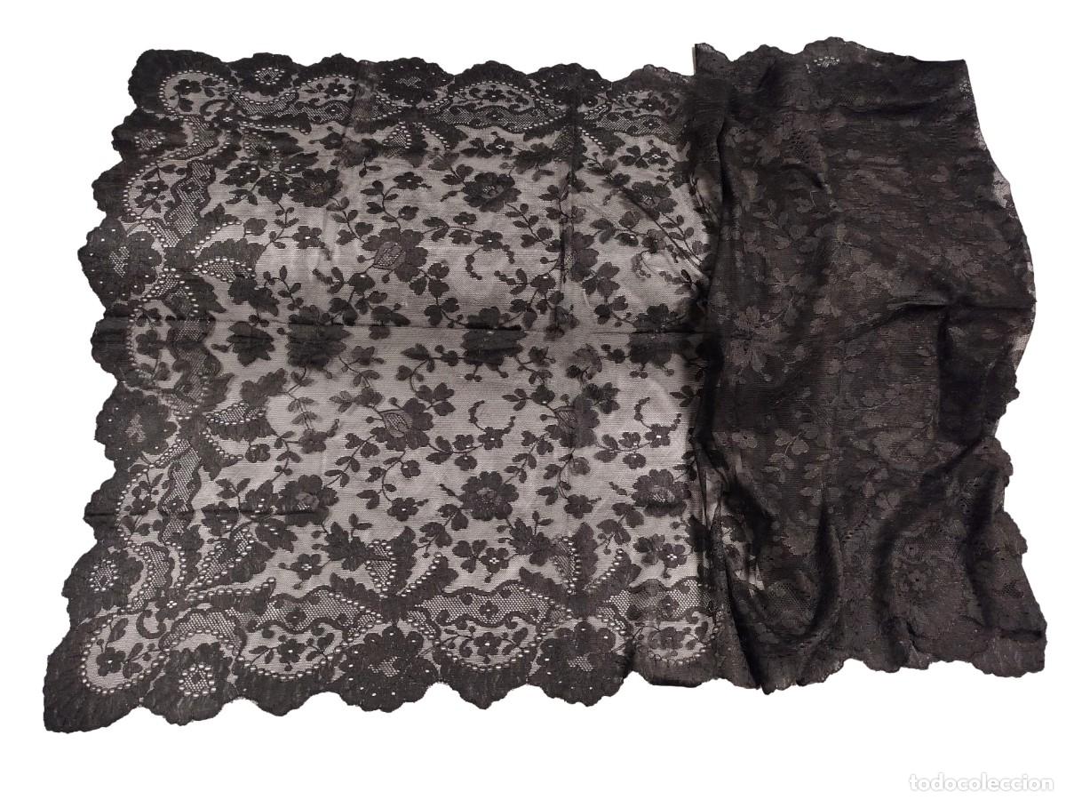 Antiguidades: MANTILLA ESPA&Ntilde;OLA CON BORDADO DE FLORES NEGRA