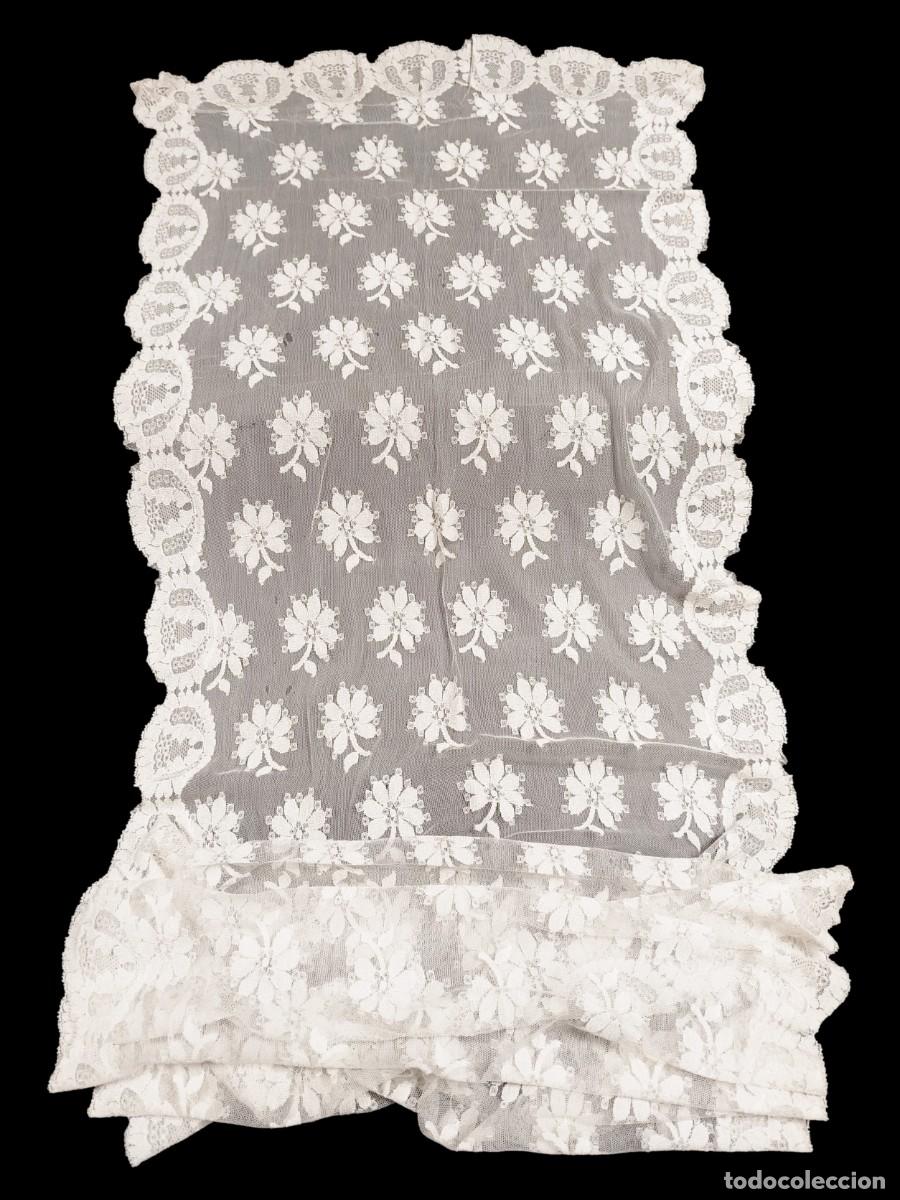 Antiguidades: MANTILLA ESPA&Ntilde;OLA BLANCA CON BORDADO DE FLORES