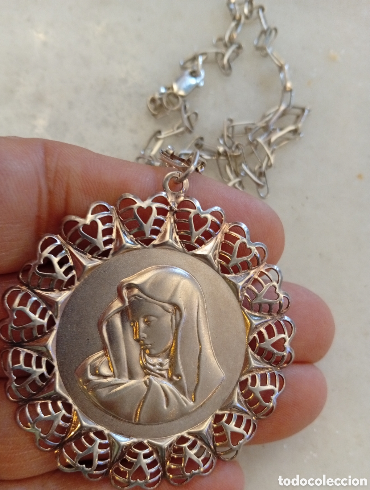 Antig&uuml;edades: Preciosa medalla religiosa de plata con cadena de plata