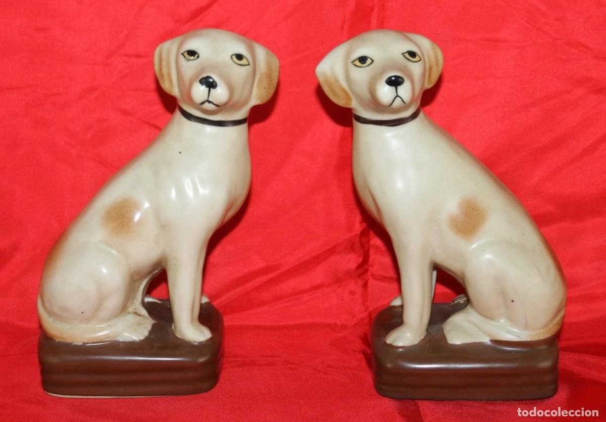 Antig&uuml;edades: Pareja de perros Labrador de cer&aacute;mica esmaltada estilo Staffordshire.
