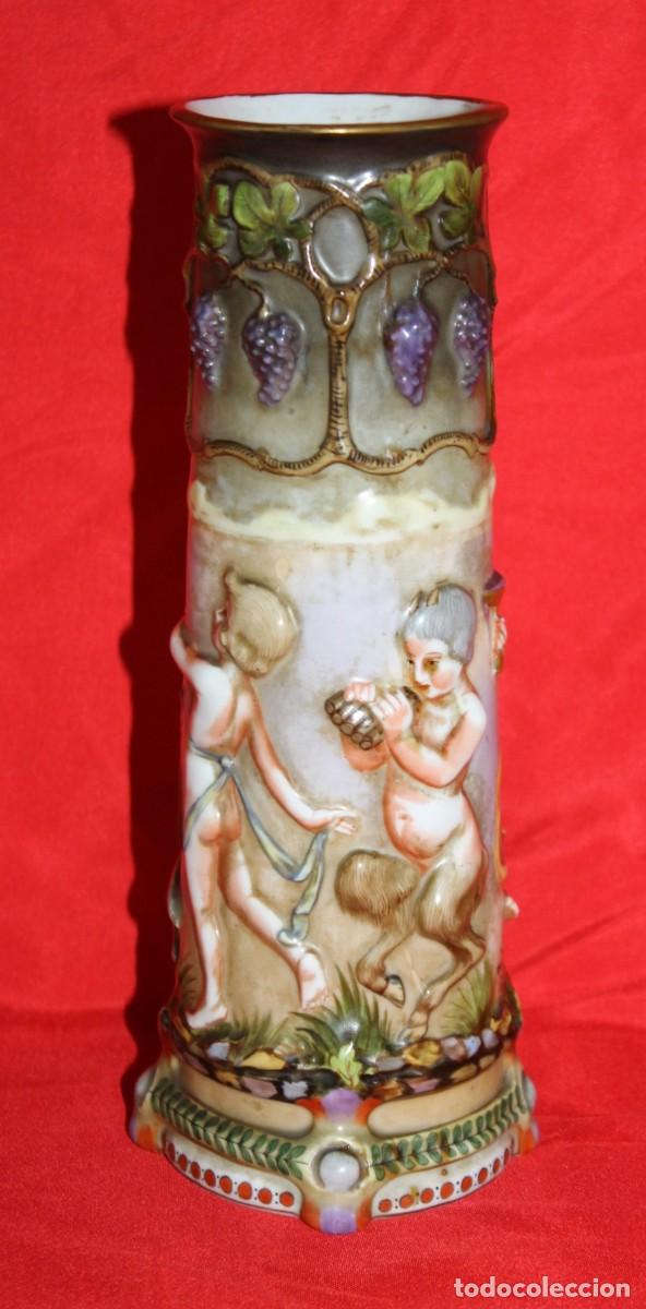 Antig&uuml;edades: Jarr&oacute;n de porcelana. Estilo Capodimonte con querubines en relieve. Sellos en la base.