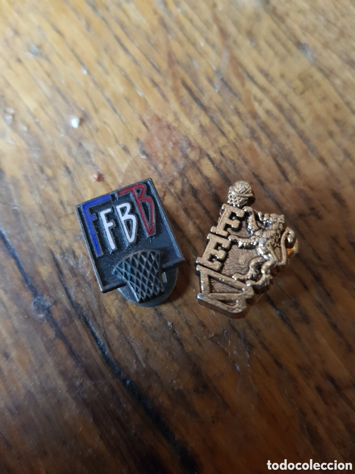 Antig&uuml;edades: LOTE DE 2 ANTIGUAS INSIGNIAS SOLAPA