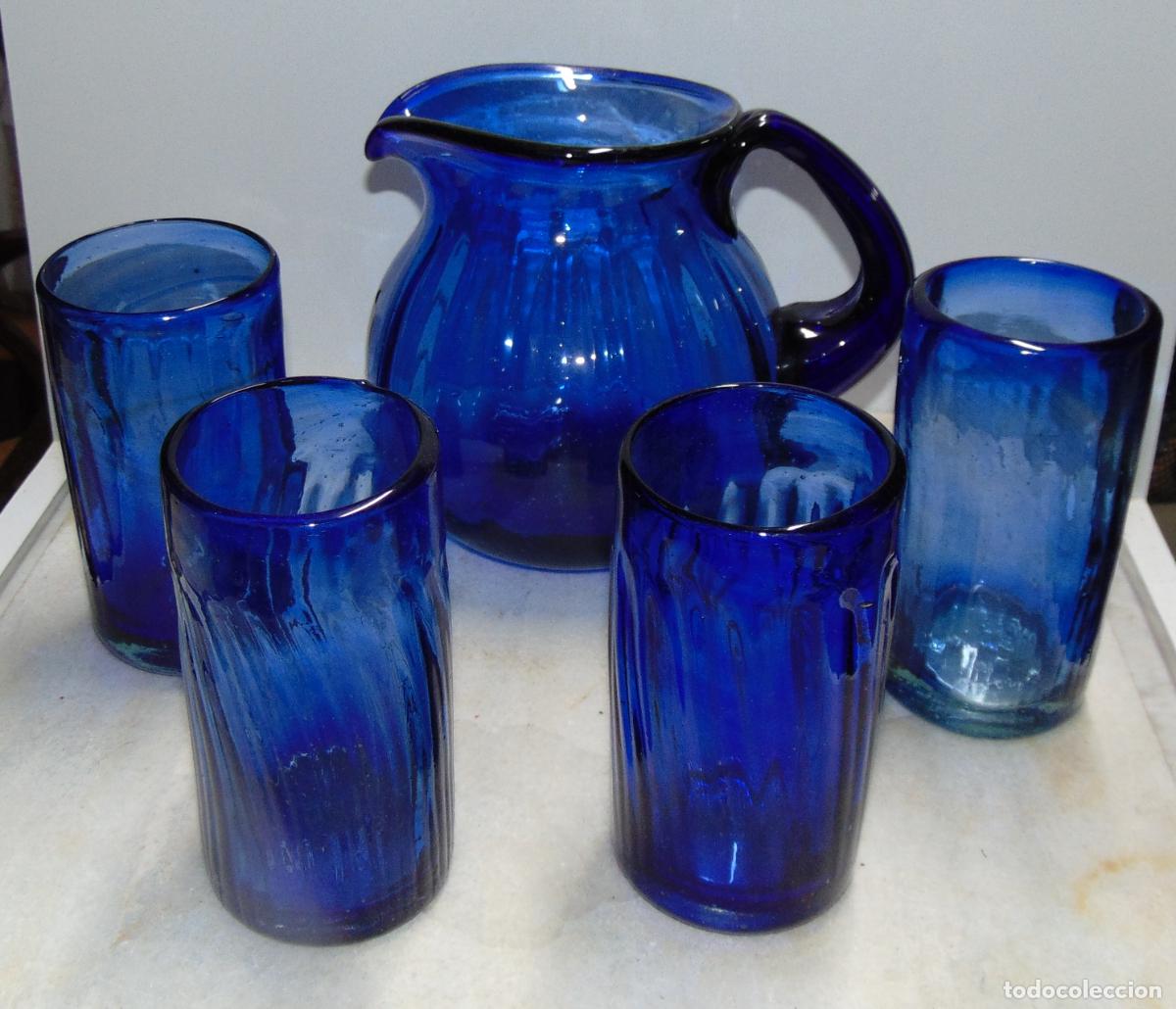 Oggetti Antichi: CONJUNTO VINTAGE JARRA Y VASOS, CRISTAL SOPLADO, AZUL COBALTO, LA JARRA TIENE UN PELO, VER FOTOS