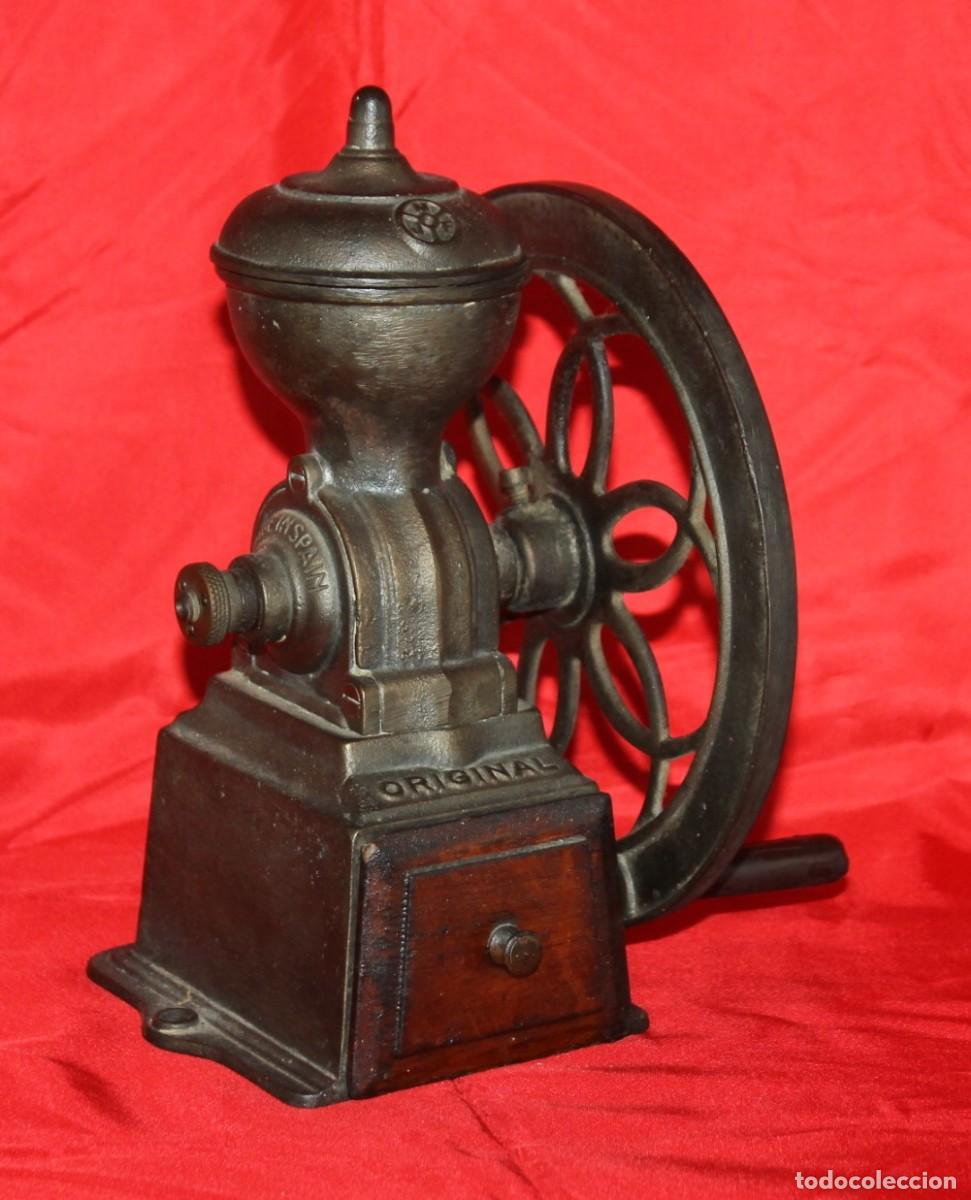 Antig&uuml;edades: Antiguo molinillo de caf&eacute; JMF Patentado en hierro fundido. Original con volante y caj&oacute;n de madera