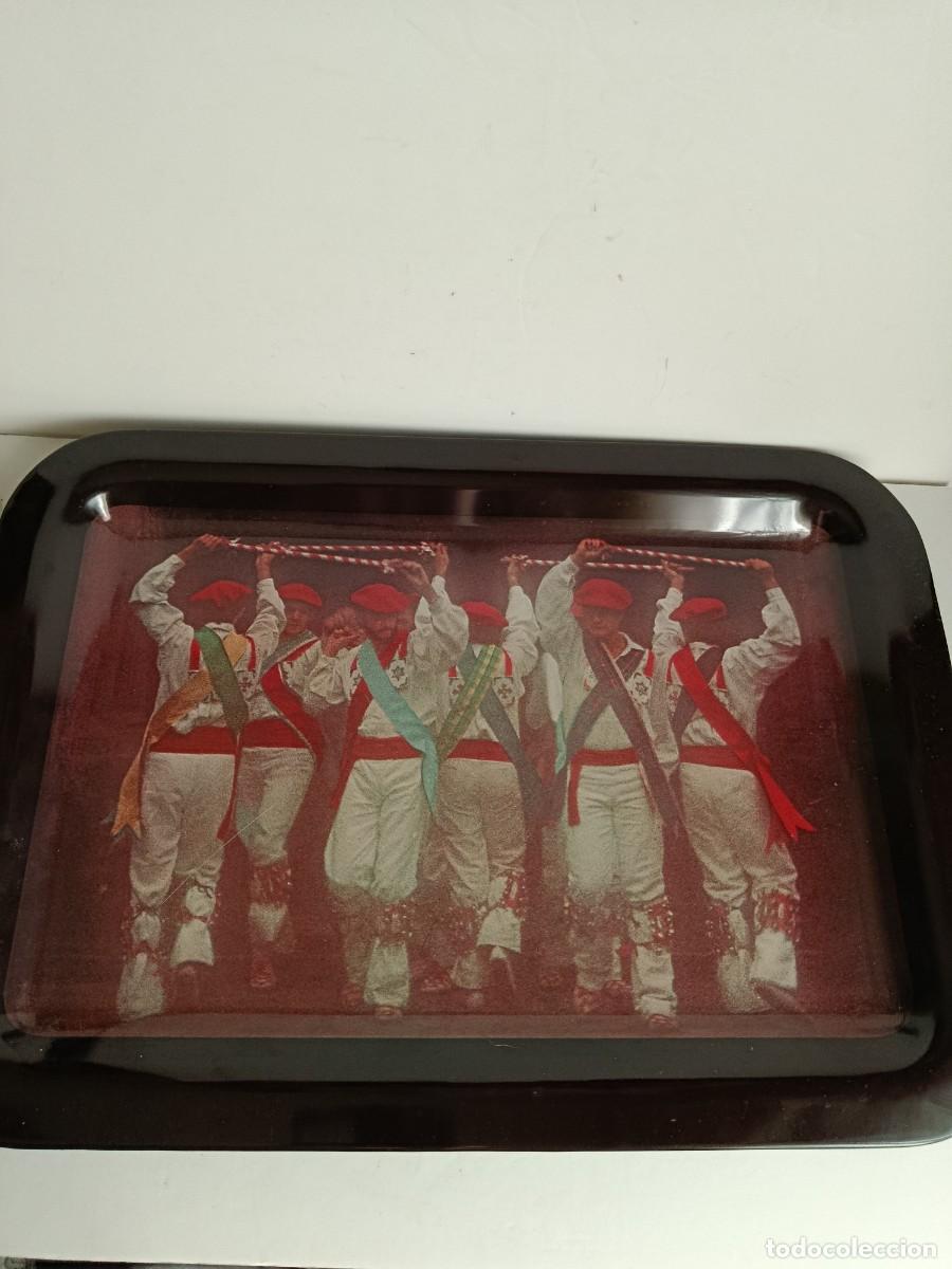 Antig&uuml;edades: BANDEJA VASCA DE METAL.DANTZARIAK. CAJA LABORAL POPULAR.