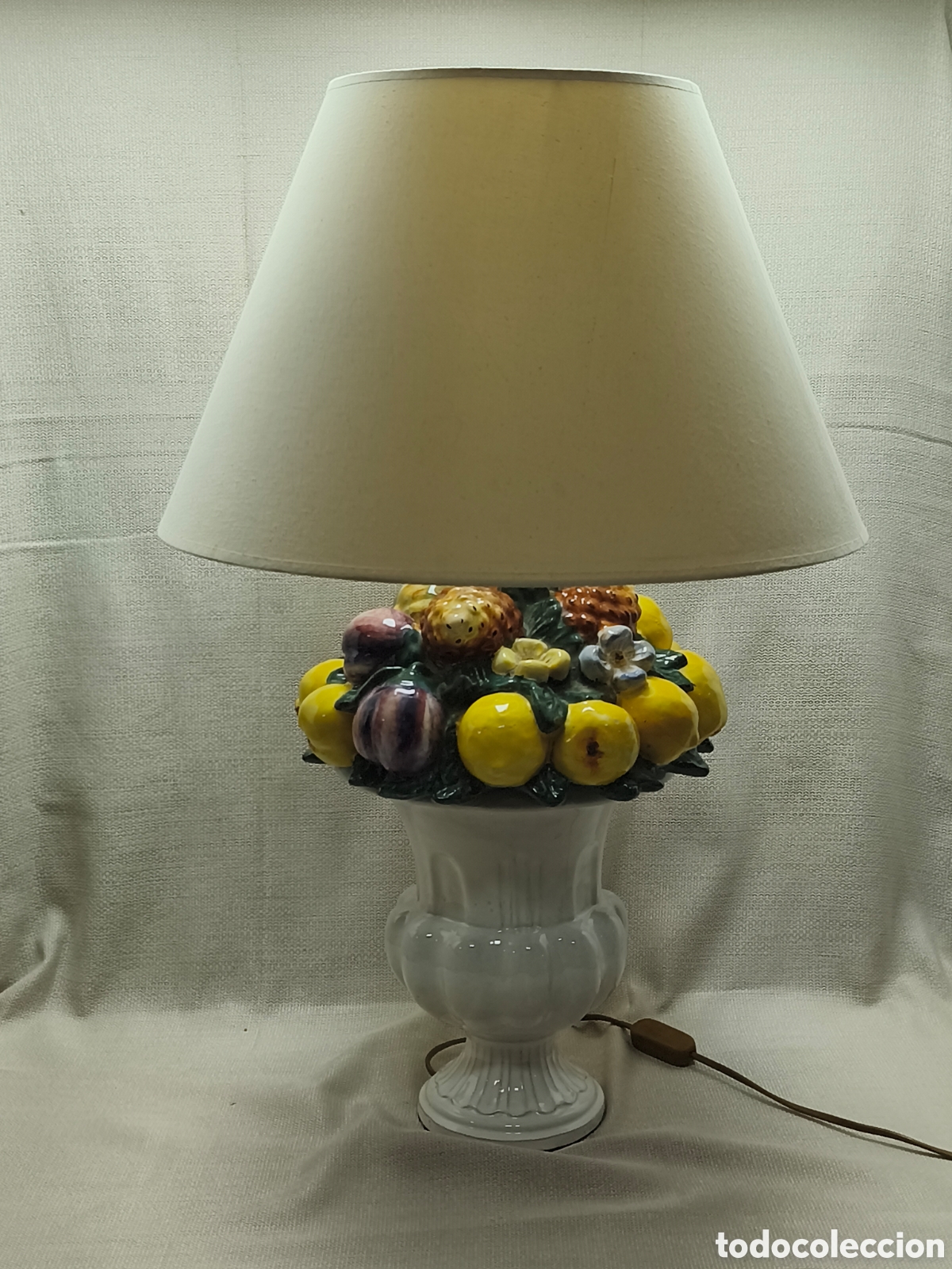 Antig&uuml;edades: Gran L&aacute;mpara de Mesa Vintage en Cer&aacute;mica Italiana de May&oacute;lica - Cesta de Frutas Barbotina