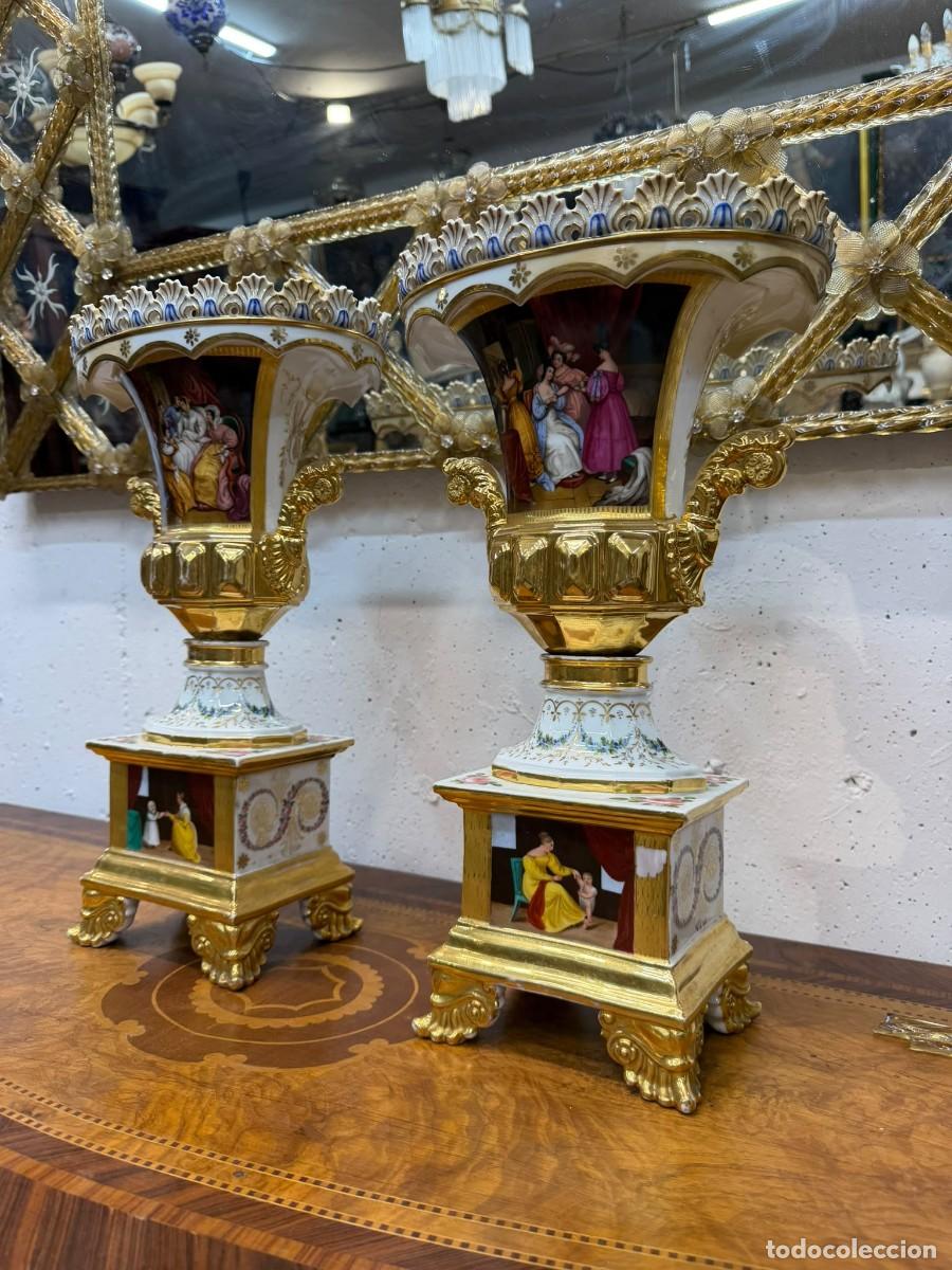 Antig&uuml;edades: Pareja de jarrones en porcelana, con escenas rom&aacute;nticas y dorados en oro fino.