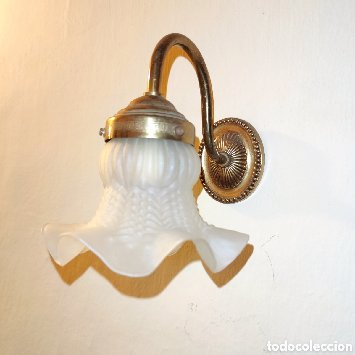 Antig&uuml;edades: L&aacute;mpara aplique pared en lat&oacute;n a&ntilde;os 50 estilo modernista Mid-Century