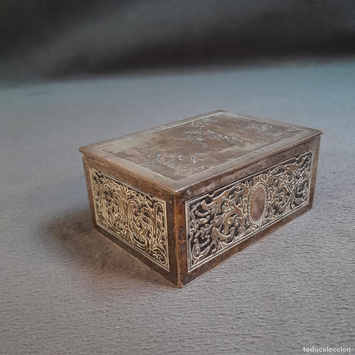 Antiquit&eacute;s: CAJITA JOYERO DE SOBREMESA EN METAL Y GRABADO. LUIGI CROSIO. S. XIX - S. XX