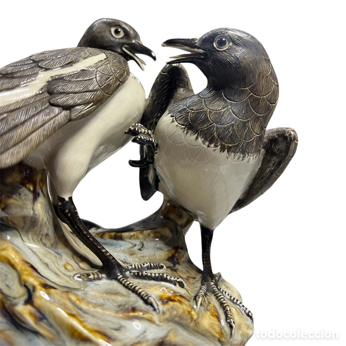 Antig&uuml;edades: Pareja de urracas en porcelana de Shiwan oriental - Siglo XX - Figuras de p&aacute;jaros sobre roca