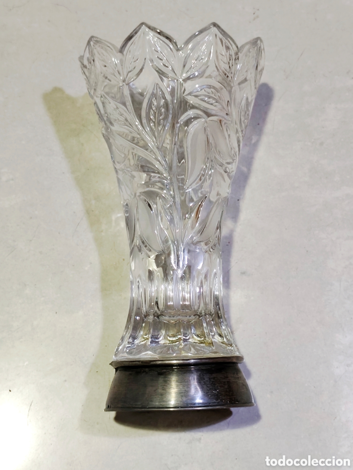 Antig&uuml;edades: Antiguo jarr&oacute;n cristal tallado con pie de plata