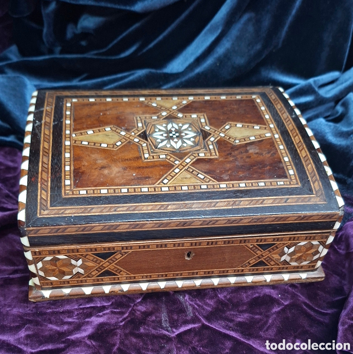 Antig&uuml;edades: Caja de madera con taracea geom&eacute;trica. - Foto 12