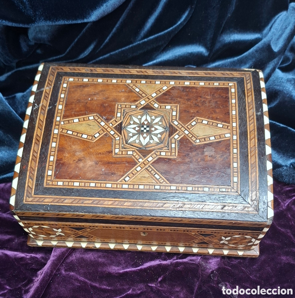 Antig&uuml;edades: Caja de madera con taracea geom&eacute;trica.