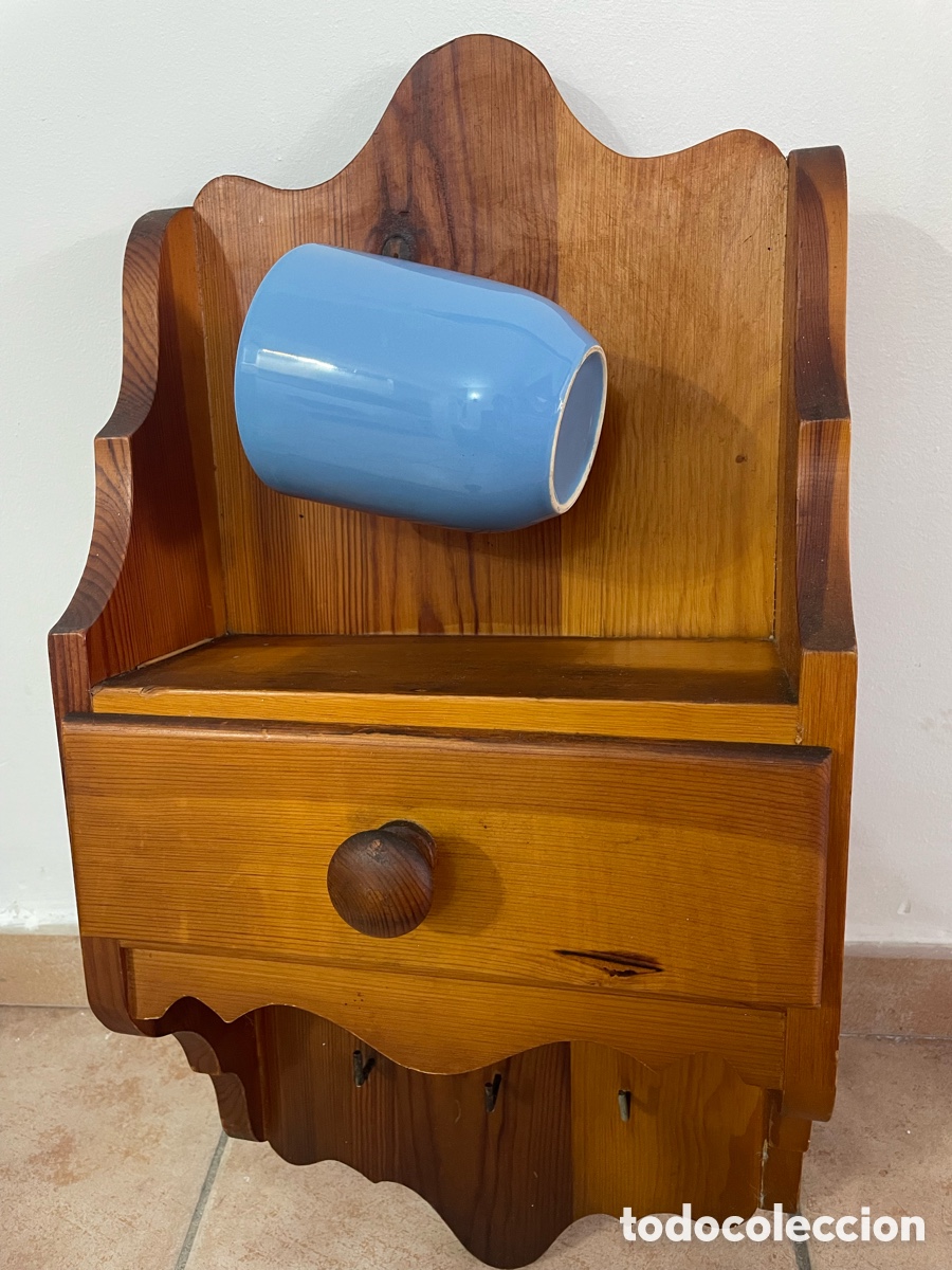 Antig&uuml;edades: Mueble de pared r&uacute;stico de madera