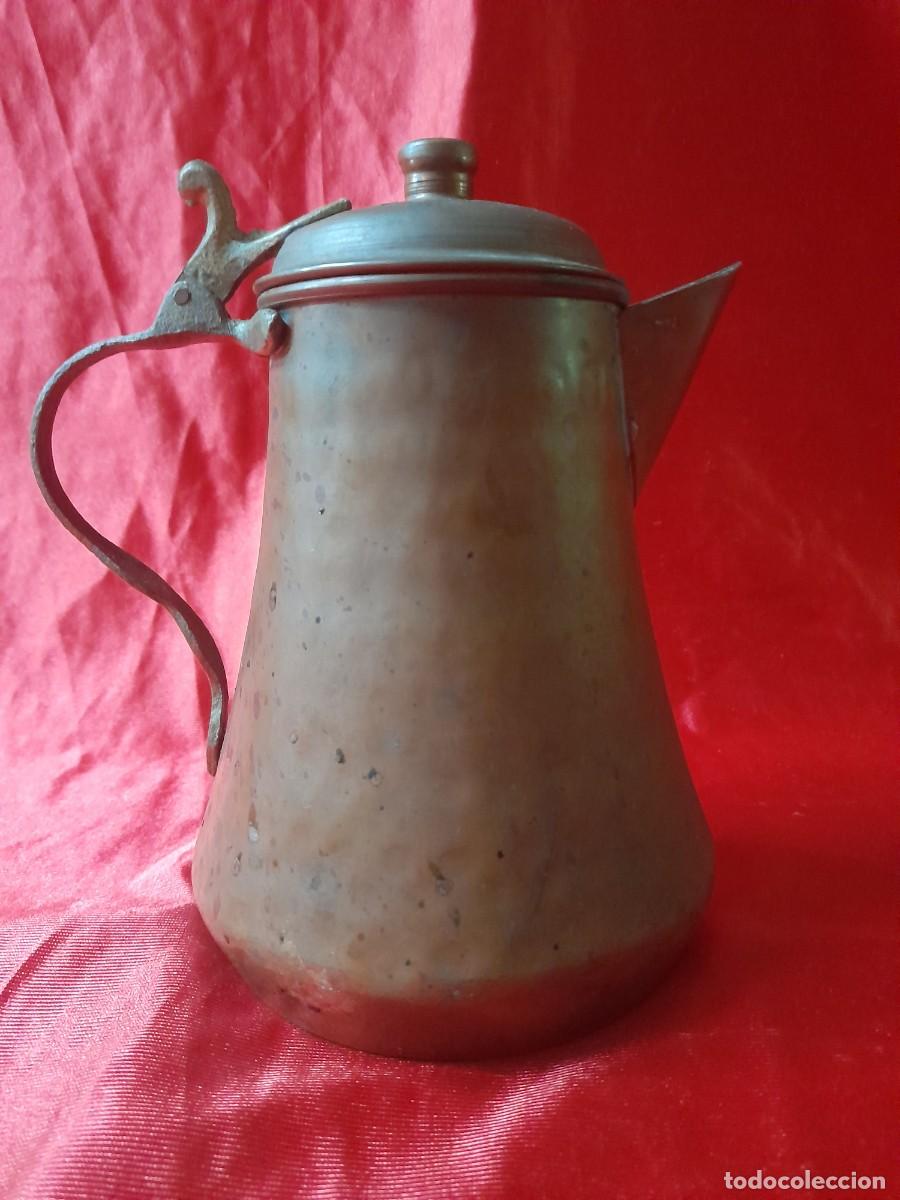 Antig&uuml;edades: Antigua Cafetera / Jarra de Cobre Martillado a Mano con Asa de Lat&oacute;n y Tapa Abatible - 19 cm