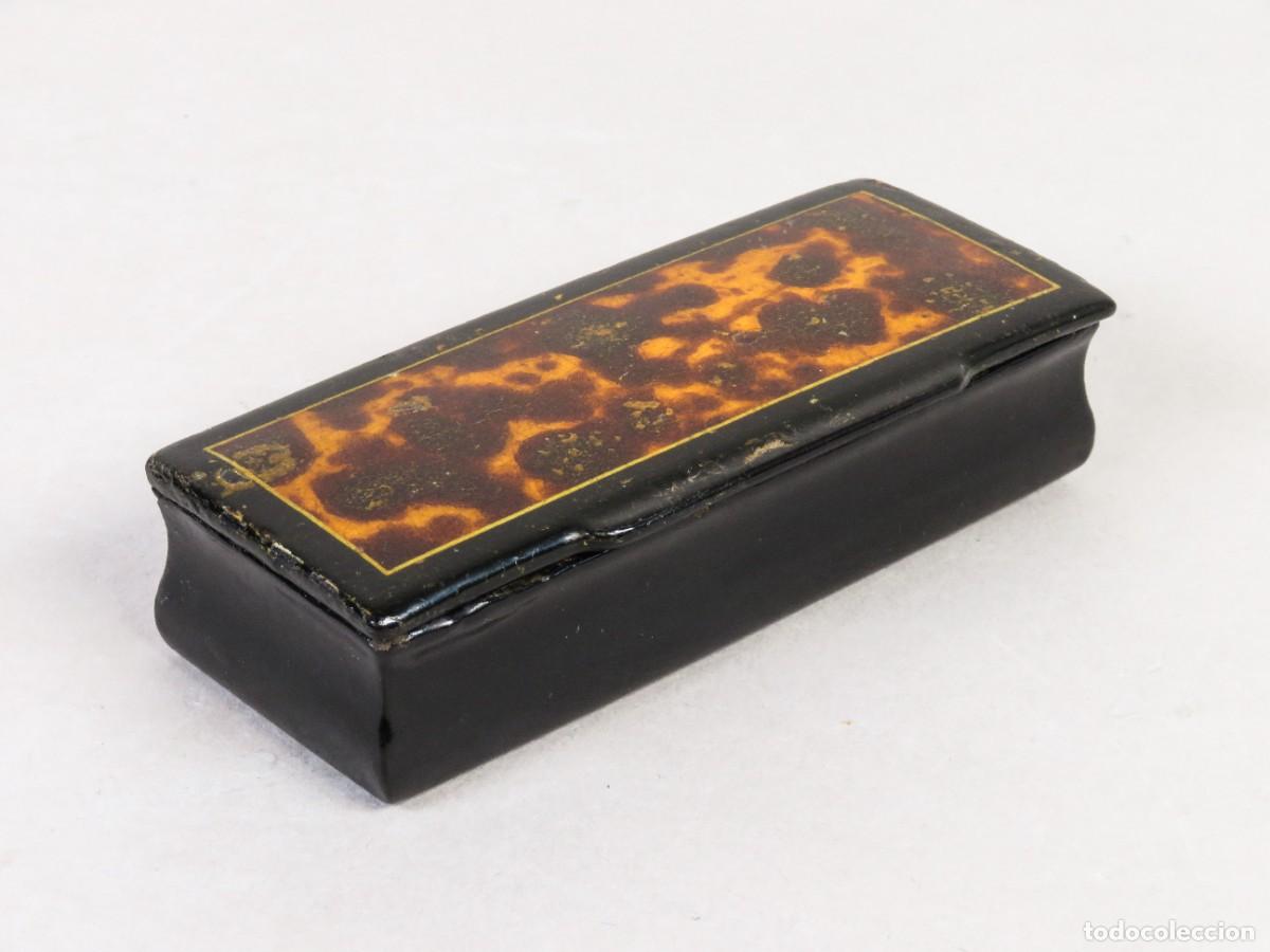 Antig&uuml;edades: Tabaquera caja de rape en papier mache imitando carey siglo XIX