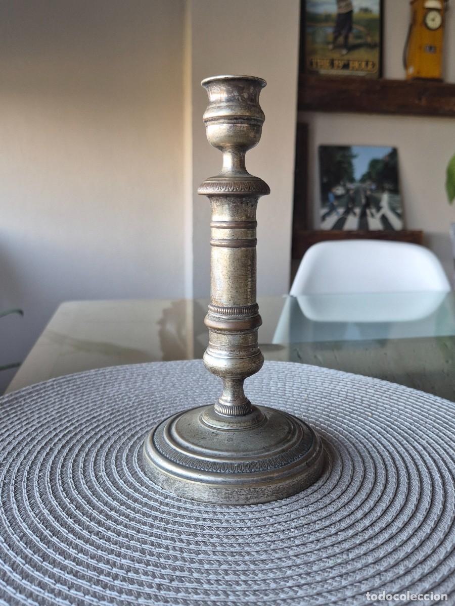 Antig&uuml;edades: Candelabro bronce antiguo labrado - Foto 1