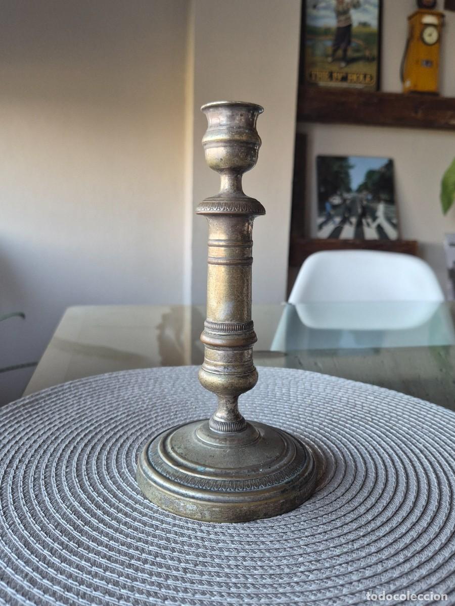 Antig&uuml;edades: Candelabro bronce antiguo labrado - Foto 2