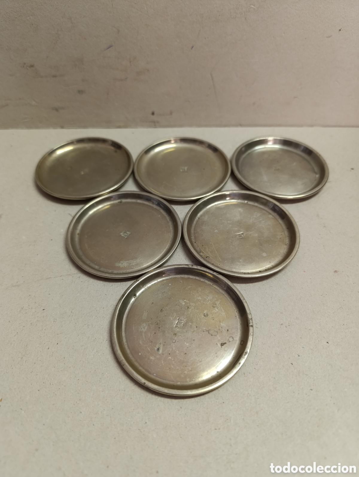 Antig&uuml;edades: PLATILLOS DE METAL PLATEADO. 6 UNIDADES. MARCAS EN LA BASE.