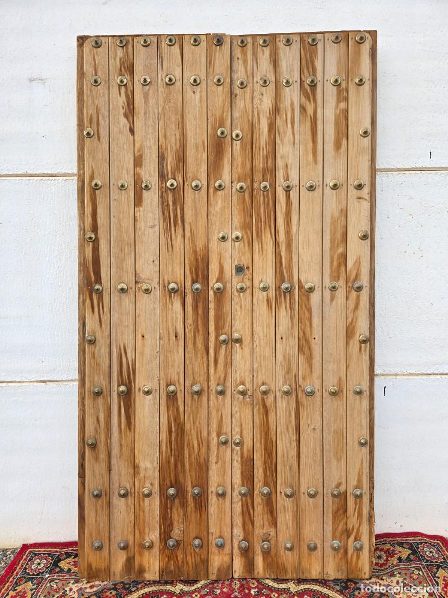 Antig&uuml;edades: Port&oacute;n antiguo de clavos de doble hoja