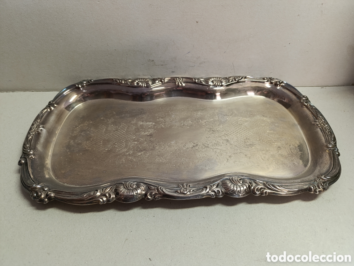 Antig&uuml;edades: BANDEJA DE METAL PLATEADO CON DECORACION VEGETAL PERIMETRAL Y GRABADO EN LA BASE.