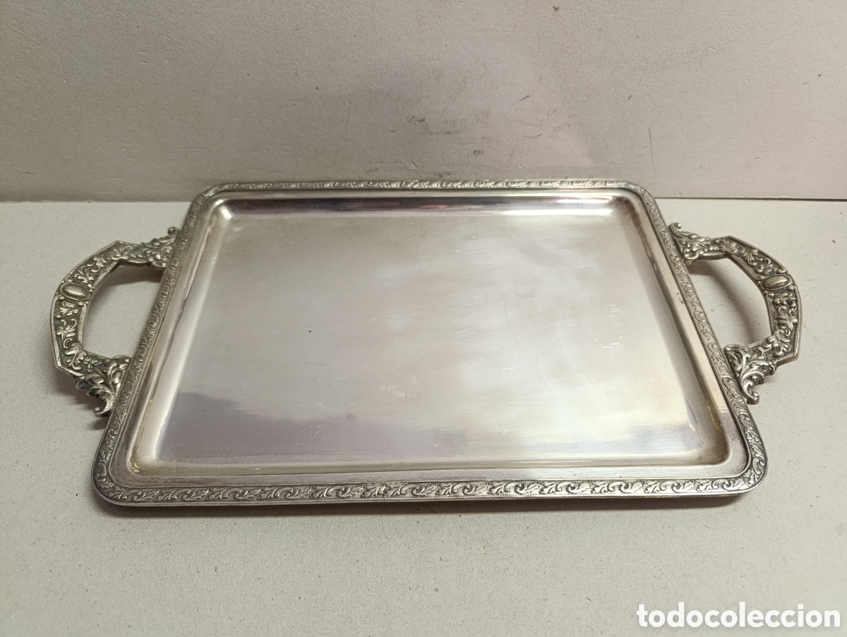 Antig&uuml;edades: BANDEJA DE METAL PLATEADO, ALPACA. MARCAS EN EL LATERAL. 2 ASAS. DECOR VEGETAL EN PERIMETRO Y ASAS.