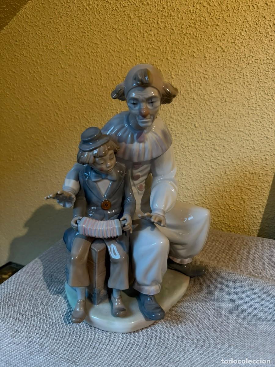 Antig&uuml;edades: Figura Porcelana NAO by LLADR&Oacute; #701 - Lecci&oacute;n de m&uacute;sica - Payaso y ni&ntilde;o acorde&oacute;n - DAISA 1979