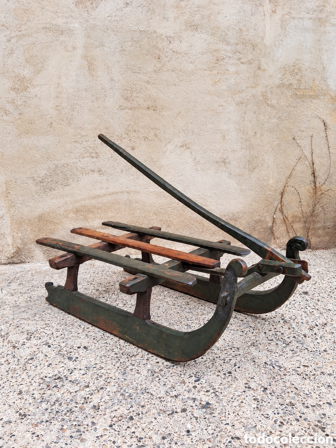 Antig&uuml;edades: Trineo antiguo de madera de nogal y roble con tirador articulado. pintura verde original.1900-1930