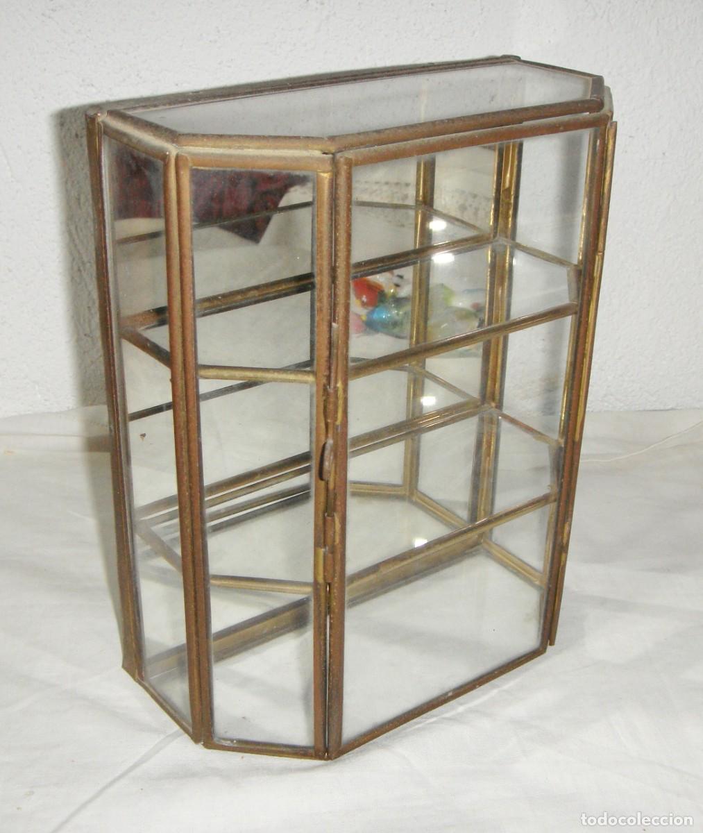 Antig&uuml;edades: Mini vitrina / Expositor de sobremesa y pared &middot; Lat&oacute;n, cristal y fondo de espejo &middot; ca. 1950&ndash;1980