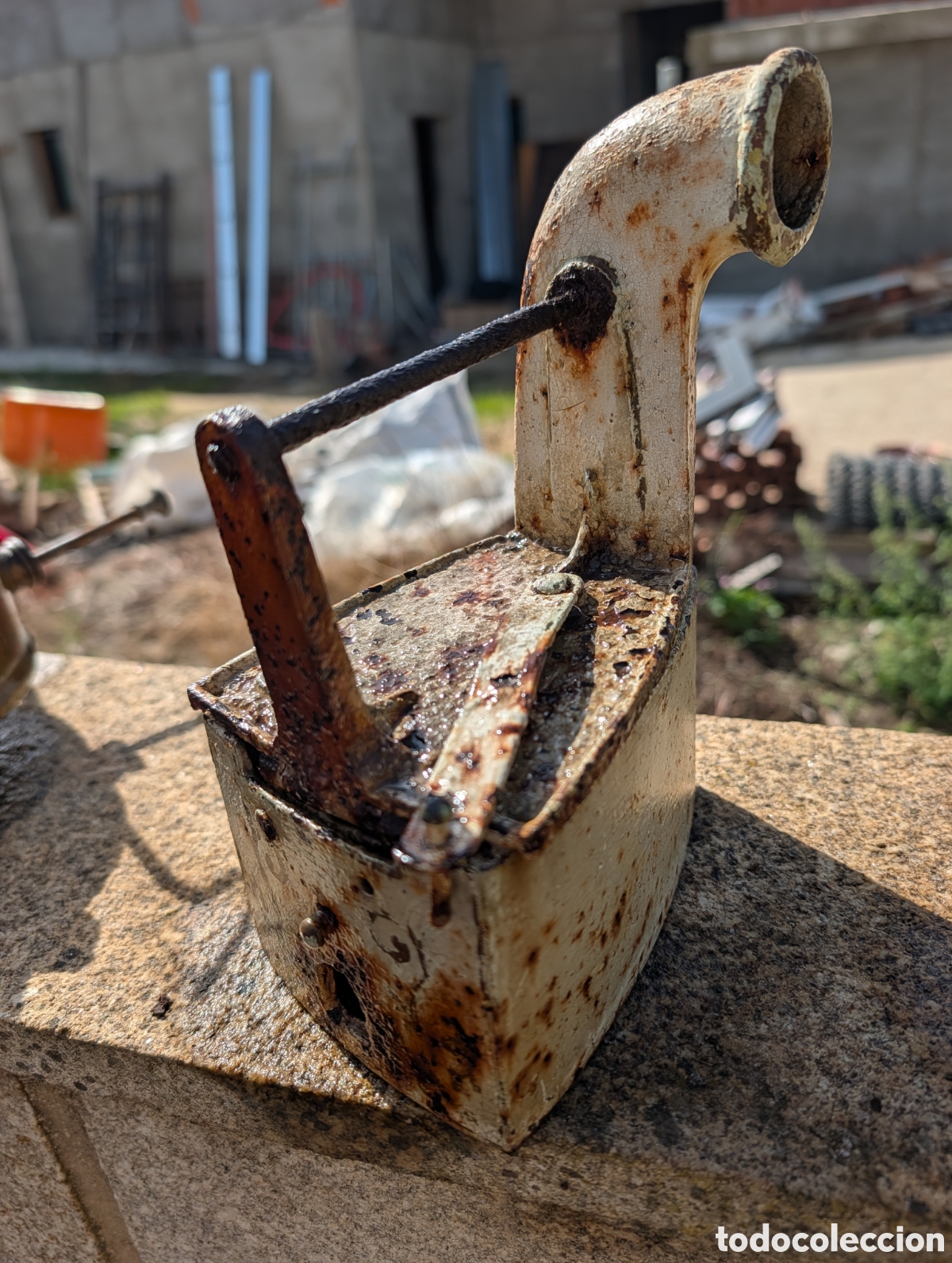 Antig&uuml;edades: Antigua plancha de carb&oacute;n de hierro con chimenea y pintura blanca original - Decoraci&oacute;n r&uacute;stica vint