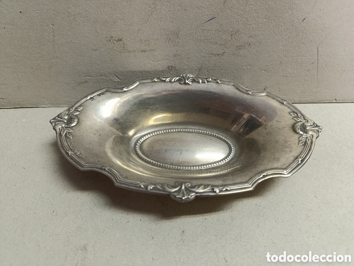 Antig&uuml;edades: BANDEJITA, PLATILLO, PORTA ANILLOS EN METAL PLATEADO. OVALADA Y HONDA. DECORACION VEGETAL. MARCAS.