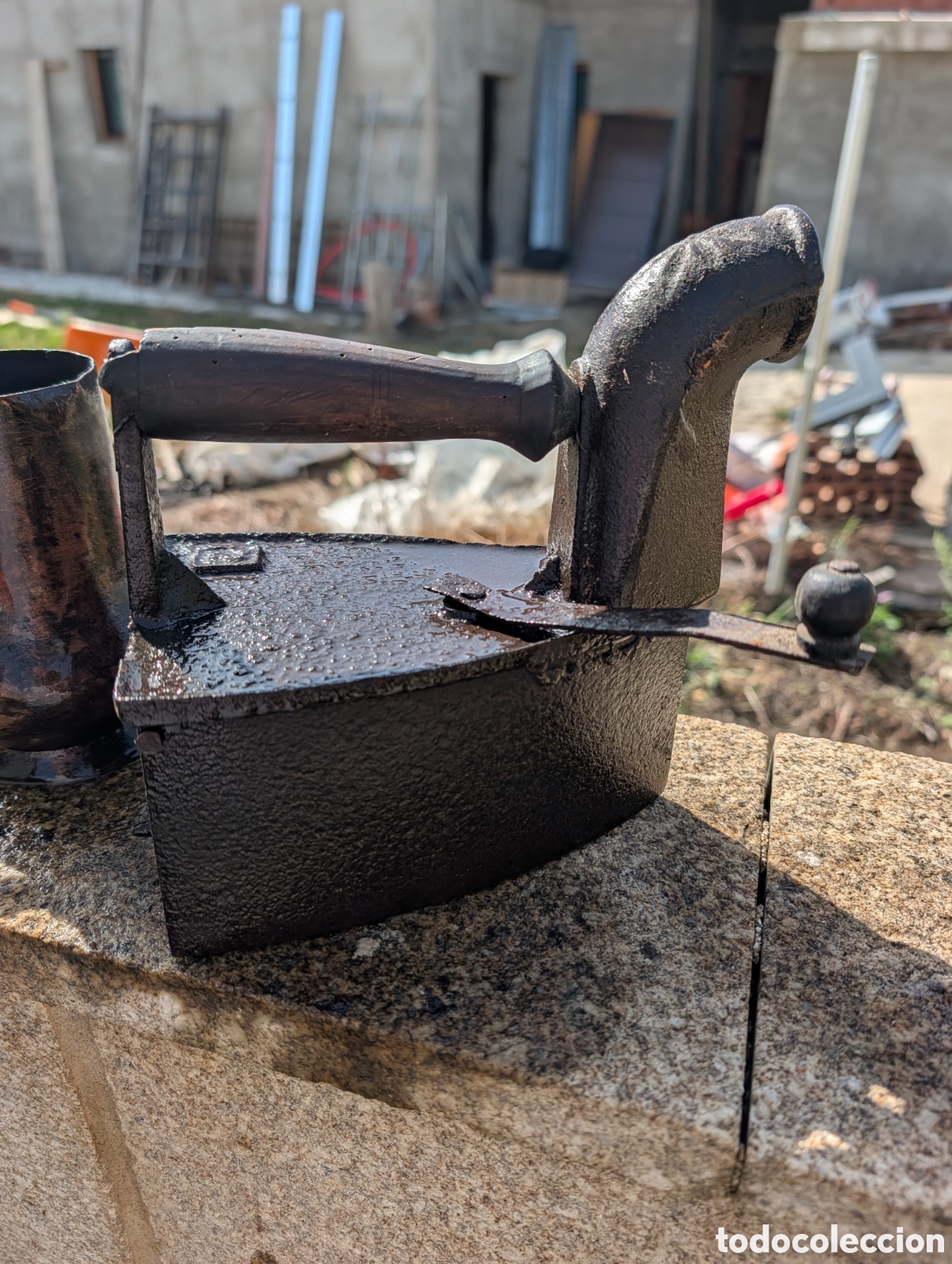 Antig&uuml;edades: Antigua plancha de carb&oacute;n de hierro con escudo troquelado y cazo calentador acoplable original - Set