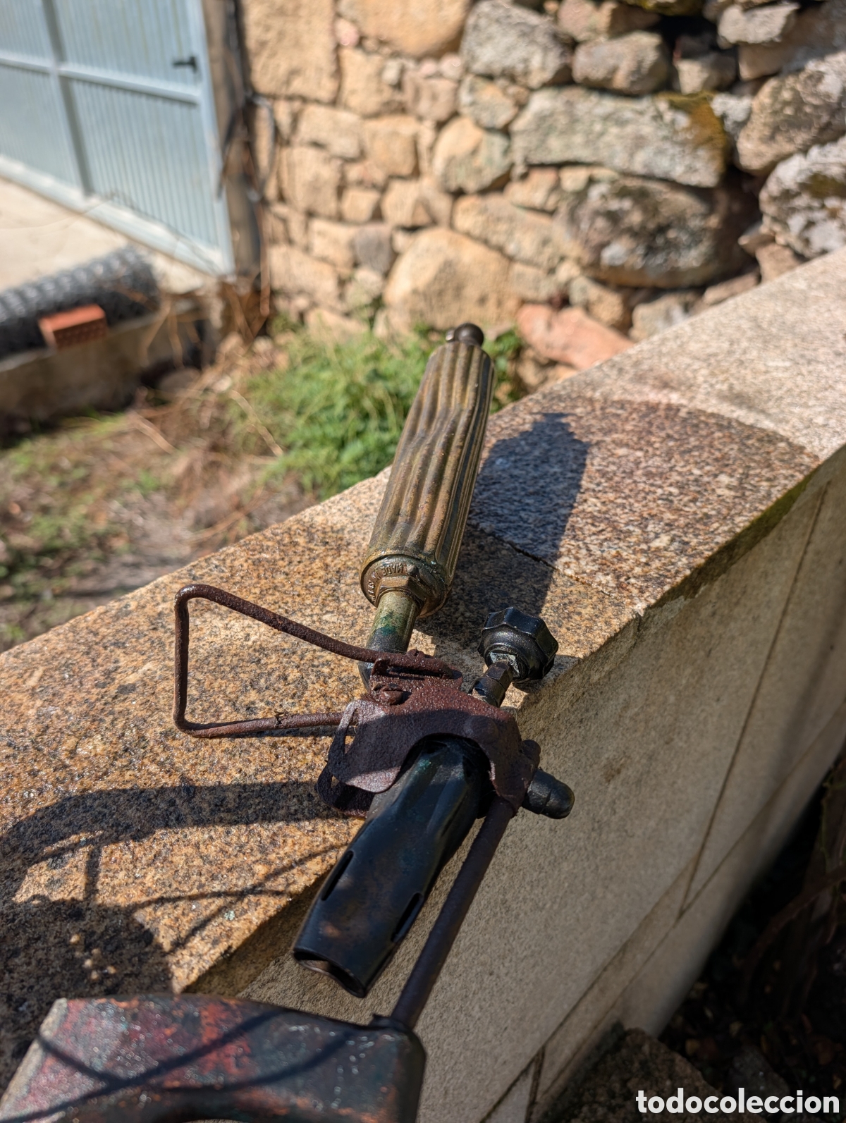 Antig&uuml;edades: Gran soplete soldador de lanza antiguo - Made in Sweden - Dep&oacute;sito lat&oacute;n 47 cm - Con martillo de cob